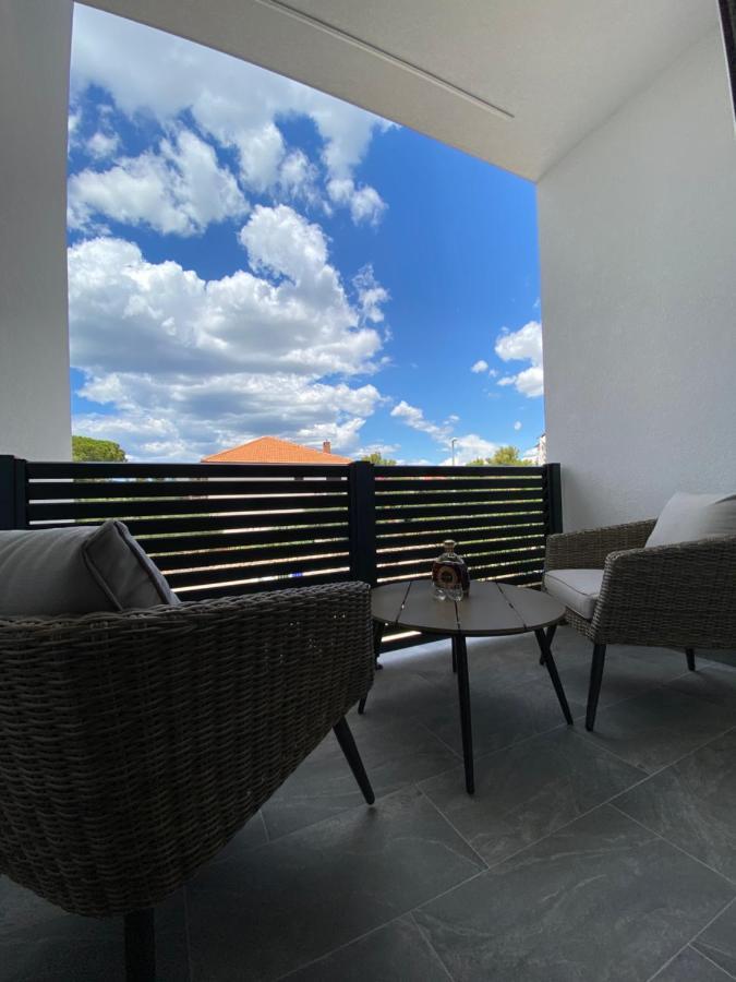 Apartmani Kumenat Biograd Na Moru Exterior photo